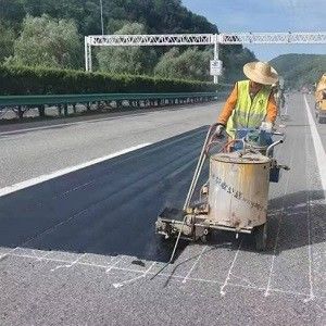 Θερμοπλαστικό υλικό για την αποκατάσταση ρωγμών από άσφαλτο