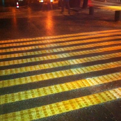 Μηχανή αποκόλλησης τροχόστρωτος με θερμοπλαστικές δονήσεις για την σήμανση πρησμάτων